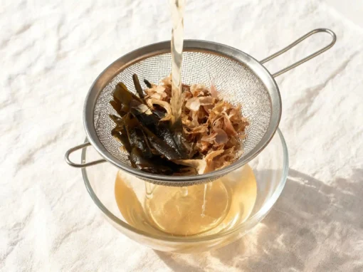 Dashi maison : recette ichiban dashi et 4 variantes (kombu, shiitake, niboshi)