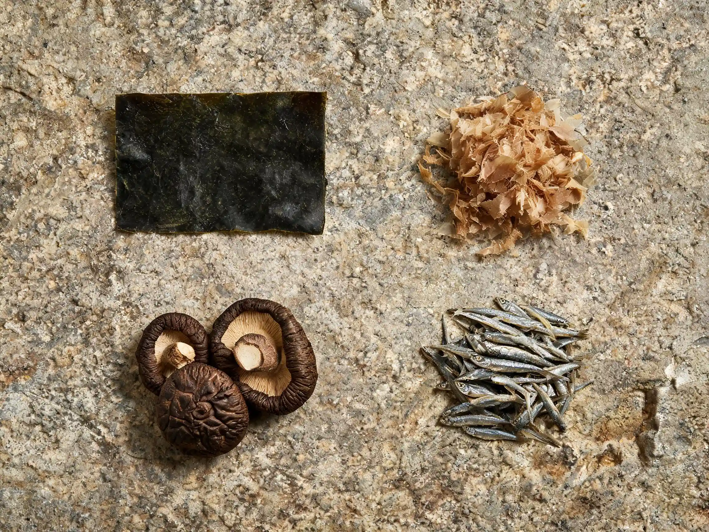 Préparation du dashi maison : algue kombu et flocons de bonite katsuobushi dans l'eau chaude