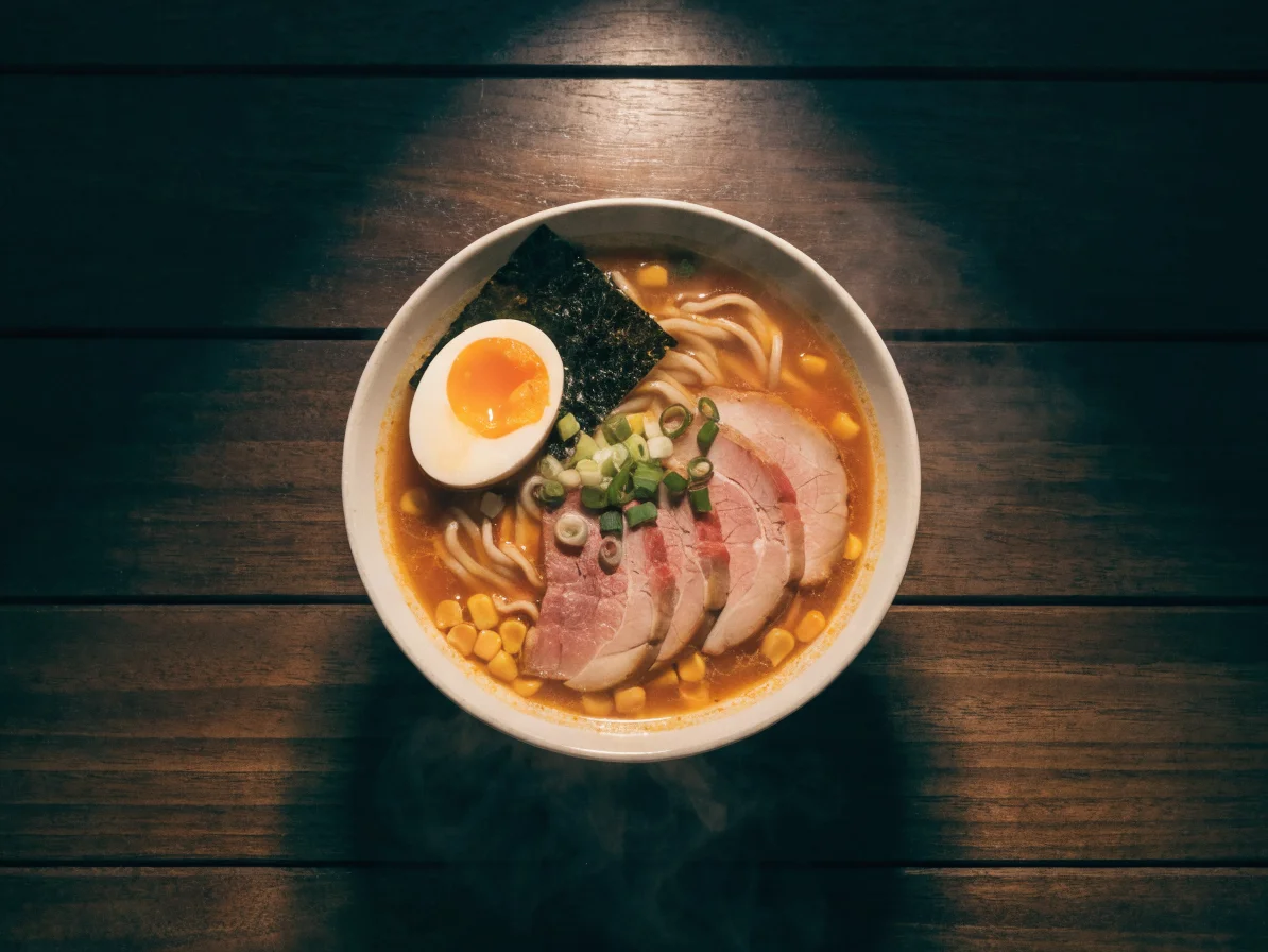 Bol de miso ramen maison avec bouillon riche, nouilles et toppings