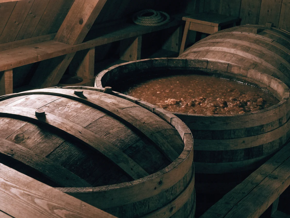 Barriques kioke traditionnelles utilisées pour la fermentation du shoyu